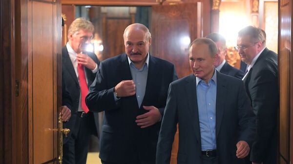 Президент Белоруссии Александр Лукашенко и президент РФ Владимир Путин во время встречи в Сочи - Sputnik Грузия