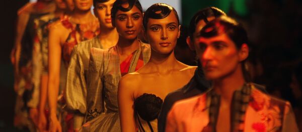 Модели во время презентации коллекции House of Three X Tantajo на Неделе моды Lakme 2020 Summer/Resort fashion show в Мумбаи - Sputnik Грузия