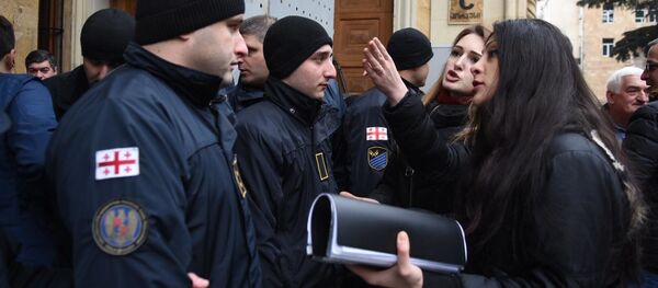 Акция протеста оппозиции у здания парламента 17 февраля Акция протеста оппозиции у здания парламента 17 февраля - Sputnik Грузия