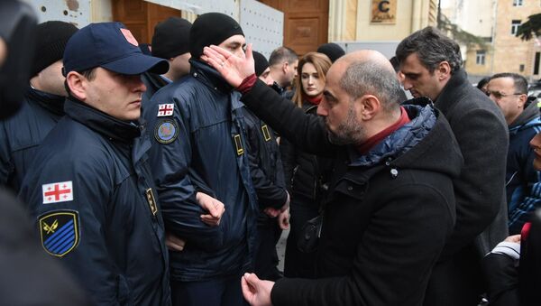Акция протеста оппозиции у здания парламента 17 февраля - Sputnik Грузия