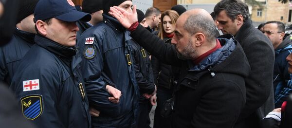 Акция протеста оппозиции у здания парламента 17 февраля Акция протеста оппозиции у здания парламента 17 февраля - Sputnik Грузия