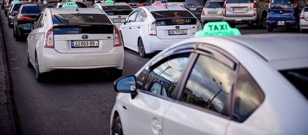 Приус сити. Такси Тойота Приус у торгового центра Tbilisi Central и у здания железнодорожного вокзала - Sputnik Грузия