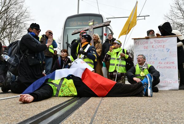 Во французском Ренне полиция опять столкнулась с желтыми жилетами
 - Sputnik Грузия