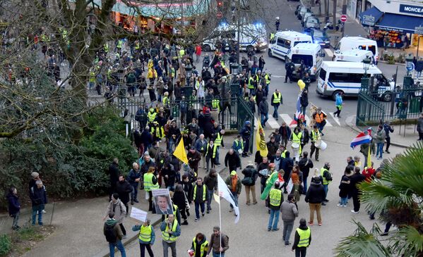 По оценкам полиции, в митинге приняли участие около 900 человек - Sputnik Грузия