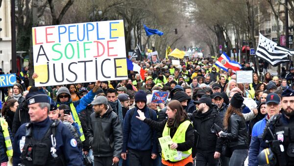 Участники акции протеста желтых жилетов в Париже - Sputnik Грузия