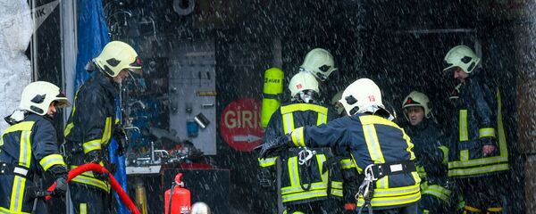 Азербайджанские пожарные борются с огнем Азербайджанские пожарные борются с огнем - Sputnik Грузия