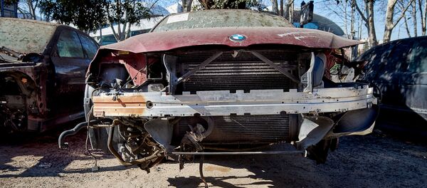 Как умирают BMW - кладбище старых автомобилей в центре столицы Грузии. Разбитые тачки - Sputnik Грузия