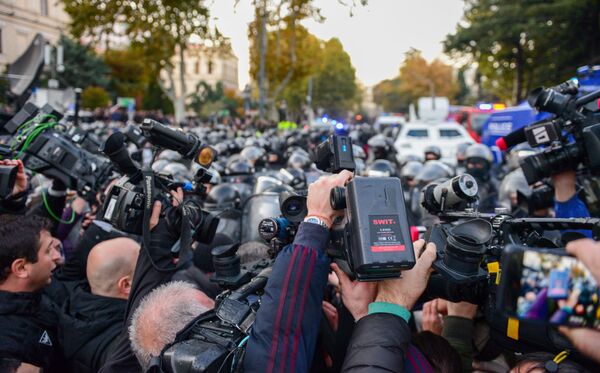 რატომ უნდა მოაგვაროთ პირადი ცხოვრება საპროტესტო აქციაზე წასვლამდე – რჩევები ჟურნალისტებს რატომ უნდა მოაგვაროთ პირადი ცხოვრება საპროტესტო აქციაზე წასვლამდე – რჩევები ჟურნალისტებს - Sputnik საქართველო