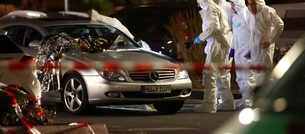 Судебные эксперты работают вокруг поврежденного автомобиля после стрельбы в Ханау под Франкфуртом - Sputnik Грузия