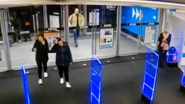 Мужчина хотел эффектно зайти в магазин, но все пошло не по плану – смешное видео - Sputnik Грузия
