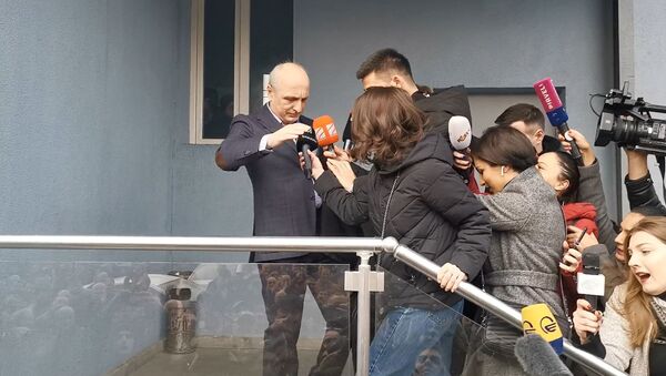 Вано Мерабишвили выходит из тюрьмы на свободу. Журналисты наступают на бывшего премьера - Sputnik Грузия