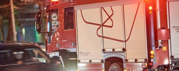 Бригада пожарных спасателей 112 на выезде. Пожарная машина - Sputnik Грузия