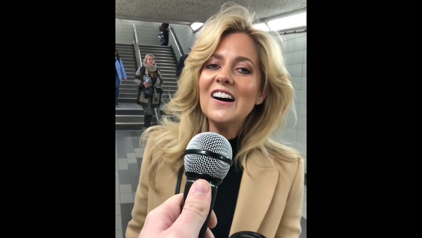 Блогер попросил незнакомку в метро продолжить песню – видео ее вокала покорило Сеть - Sputnik Грузия