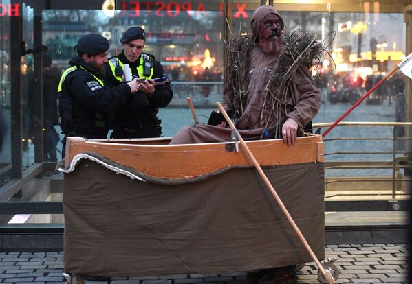 Протестующий в лодке и полицейские во время демонстрации за улучшение климата на карнавале в Кельне - Sputnik Грузия
