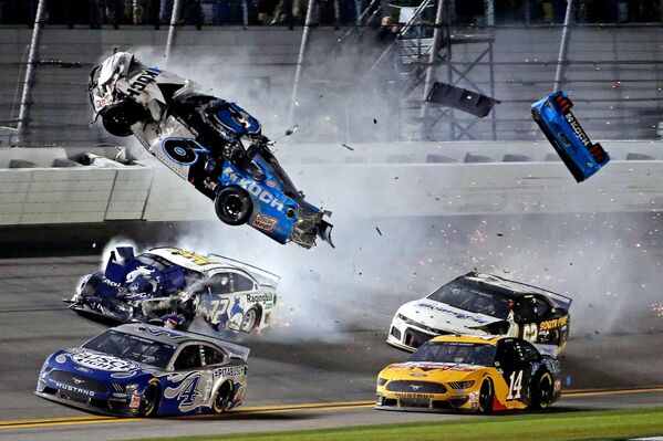  Гонки серийных автомобилей NASCAR - очень опасный вид спорта. После столкновения с одним из соперников машину 42-летнего пилота занесло и отбросило в отбойник, после чего автомобиль несколько раз перевернулся  - Sputnik Грузия
