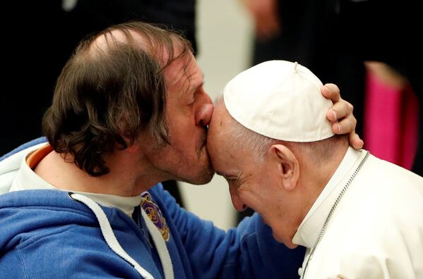 Мужчина целует Папу Римского Франциска в Ватикане - Sputnik Грузия