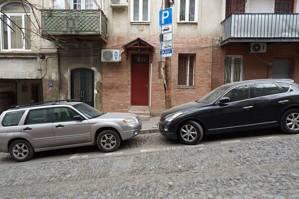 Кстати, правила почасовой оплаты парковки не распространяются на местных жителей, чьи машины зарегистрированы по определенному адресу. Также льготы касаются лиц с ОВЗ, владельцев электромобилей и таксистов с лицензией категории А - Sputnik Грузия