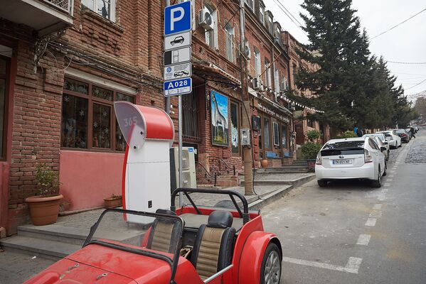 Зато теперь появился хотя бы шанс найти место для своей машины. Например, тут пустует место на улице Гришашвили в одном из самых популярных среди туристов районов - в Абанотубани, где находятся серные бани - Sputnik Грузия