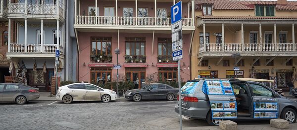 Платная парковка в центре грузинской столицы. Машины на паркинге - Sputnik Грузия