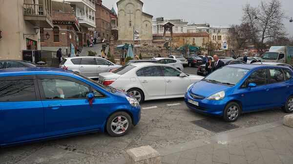Платная парковка в центре грузинской столицы. Машины на паркинге. Центр Тбилиси - Sputnik Грузия