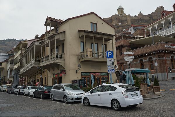 Все больше улиц в историческом центре Тбилиси начинает постепенно входить в число тех, где задействована система почасовой оплаты парковки для автомобилей. О том, к какой зоне для паркинга относятся те или иные участки, предупреждают специальные знаки, а также надписи на дорожном покрытии - Sputnik Грузия