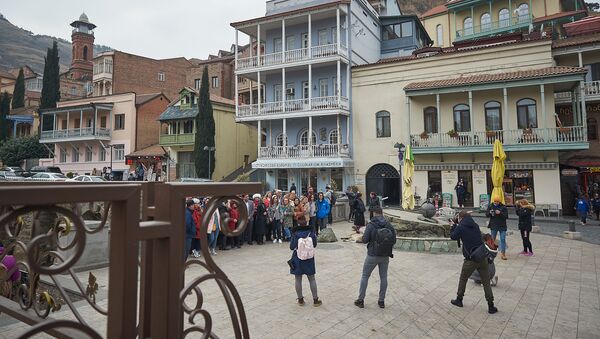 Центр города Тбилиси. Район Абанотубани. Туристы гуляют по городу, осматривая достопримечательности - Sputnik Грузия