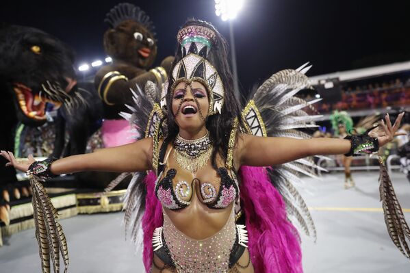 Любители зажигательных танцев и ярких костюмов вышли на улицы Рио-де-Жанейро, чтобы блеснуть своим мастерством красиво двигаться под ритмичную музыку и удивить публику фееричными нарядами - Sputnik Грузия