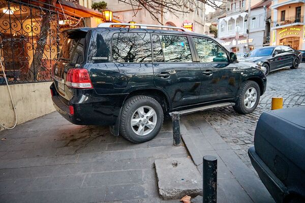 Впрочем, нарушение правил парковки - это частое явление как в центре города, так и на периферии. Тбилисцы уже привыкли к тому, что машины могут перегородить тротуар. Причем водителей таких машин, пожалуй, штраф за нарушение правил парковки не особо заботит - Sputnik Грузия