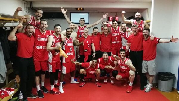 Сборная Грузии по баскетболу радуется победе - Sputnik Грузия