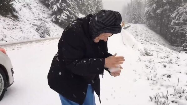 მოხუცი ქალი თოვლში თამაშობს - Sputnik საქართველო
