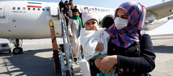 Граждане Ирана сходят с борта иранского самолета в аэропорту Ирака - Sputnik Грузия