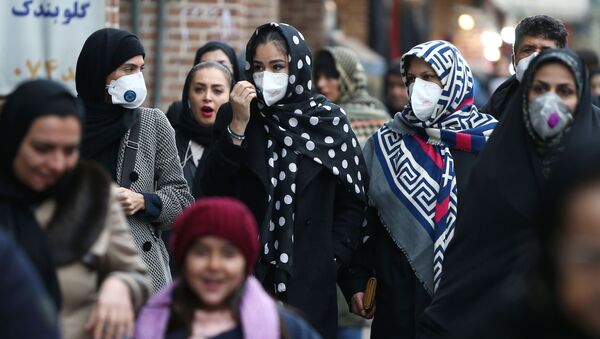 Жители Ирана идут по улице Тегерана в масках опасаясь коронавируса - Sputnik Грузия