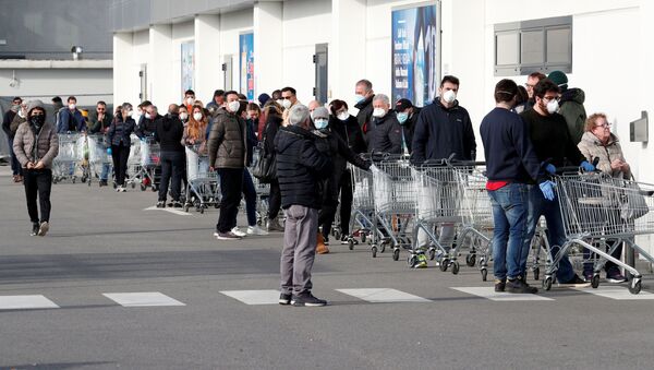 Жители Италии в очереди в супермаркет в масках после того, как стало известно о росте числа заболевших коронавирусом - Sputnik Грузия