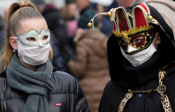 Хотя еще во время проведения всемирно известного Венецианского карнавала его участникам уже пришлось одеть маски. Сразу после вспышки заболевания на севере Италии, в стране были предприняты усиленные меры предосторожности - Sputnik Грузия