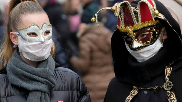 Участницы Венецианского карнавала в масках из-за угрозы коронавируса. Венеция, Италия - Sputnik Грузия