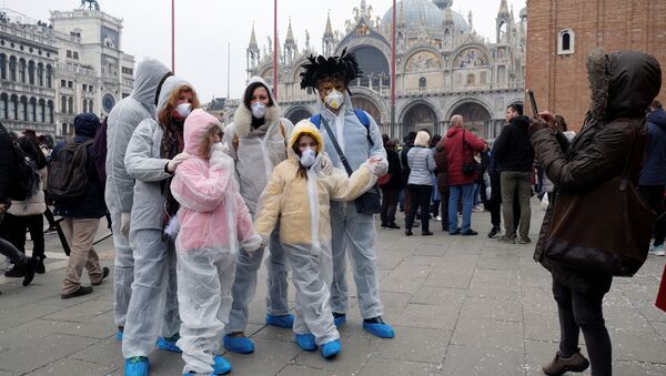 Участники Венецианского карнавала в масках из-за угрозы коронавируса. Венеция, Италия - Sputnik Грузия