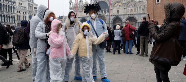 Участники Венецианского карнавала в масках из-за угрозы коронавируса. Венеция, Италия - Sputnik Грузия