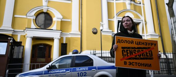 Глава Sputnik Эстония Елена Черышева участвует в пикете у посольства Эстонии в Москве - Sputnik Грузия