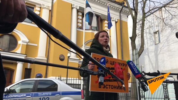 Долой цензуру. Черышева и Вышинский вышли на пикет к посольству Эстонии в Москве - Sputnik Грузия