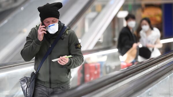 Жители Милана в масках в метро после вспышки коронавируса в Италии - Sputnik Грузия
