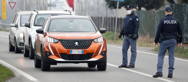 იტალიელი პოლიციელები ნიღბებით იტალიელი პოლიციელები ნიღბებით - Sputnik საქართველო