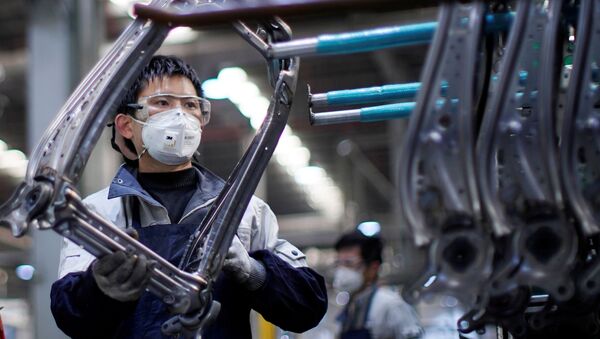 Рабочий в защитной маске работает на конвейере автомобильных сидений на заводе Yanfeng Adient в Шанхае, Китай, так как страна поражена вспышкой коронавируса - Sputnik Грузия