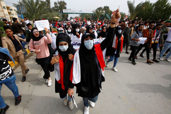 Кстати, в Ираке, несмотря на случаи коронавируса, не прекратились антиправительственные выступления. На фото - иракские демонстранты в масках во время продолжающихся антиправительственных акций протеста в городе Наджаф - Sputnik Грузия