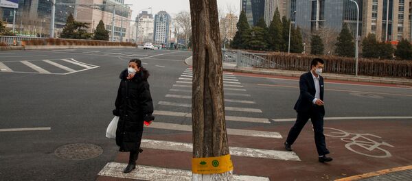 Жители Пекина идут по пустым улицам в масках, опасаясь коронавируса - Sputnik Грузия