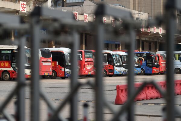 Тем временем многие сферы жизнедеятельности в Китае терпят убытки. На фото - остановленные автобусы на автовокзале в Ухане в провинции Хубэй, закрытом после вспышки коронавируса - Sputnik Грузия