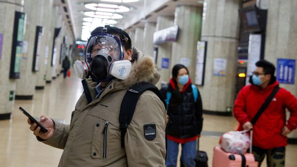 Мужчина в защитной маске на станции метро в Пекине, Китай. Страна оказалась поражена вспышкой опасного коронавируса - Sputnik Грузия
