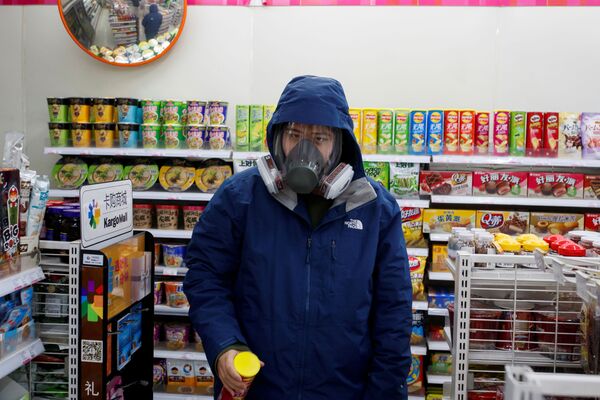 Житель Пекина надел противогаз - он решил так защититься от коронавируса во время похода в магазин за покупками - Sputnik Грузия