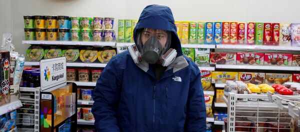 Человек в противогазе защищается от коронавируса в магазине в Пекине, Китай - Sputnik Грузия