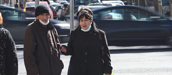 Жители столицы Грузии в масках, предохраняясь от вируса Жители столицы Грузии в масках, предохраняясь от вируса - Sputnik Грузия