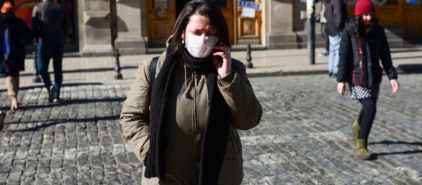 Жители столицы Грузии. Люди в масках на улице защищаются от коронавируса - Sputnik Грузия